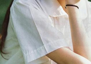 一边吃薯片一边看51.com的网页，才是我认为的“完美晚餐”吧！