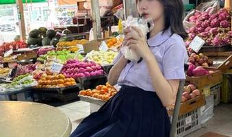 吃瓜网站里的新视频更新！我只是想看看，有人居然掉进了游泳池？